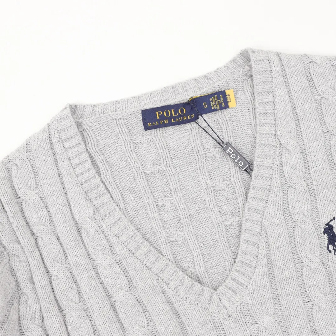 🅿️480 Ralph Lauren 25FW small label knitted sweetheart neck sweater Ralph Lauren (RALPH LAUREN) is the "American classic" brand in the fashion industry. Founded by Mr. Ralph Lauren in 1968, it is a high-end fashion brand with a strong American flavor. The styles are highly stylized and should be regarded as the clothing brand that best represents American culture (this can be seen from the fact that the uniforms of the US team in many Olympic Games have been provided by Ralph Lauren). Size: S-L